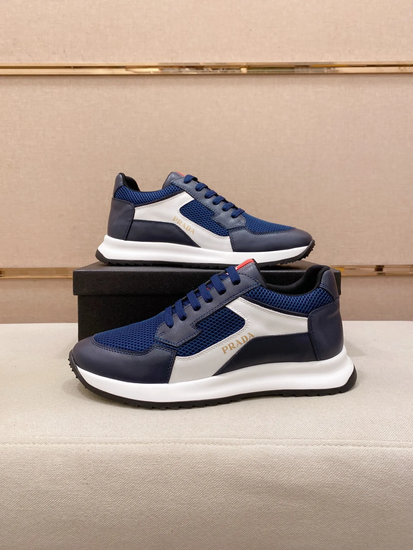Factory price 462💰 The new PRADA (Prada) counters are launched simultaneously, new men's shoes, 😘fabrics are selected from cowhide. Lining: Mesh lining. 👍🏿 High-end ☄️ air-cushion molded anti-slip rubber outsole, exquisite lines, simple and elegant, comfortable and high-end for leisure travel. Number of yards: 38 to 44. Can be ordered for 45 non-refundable